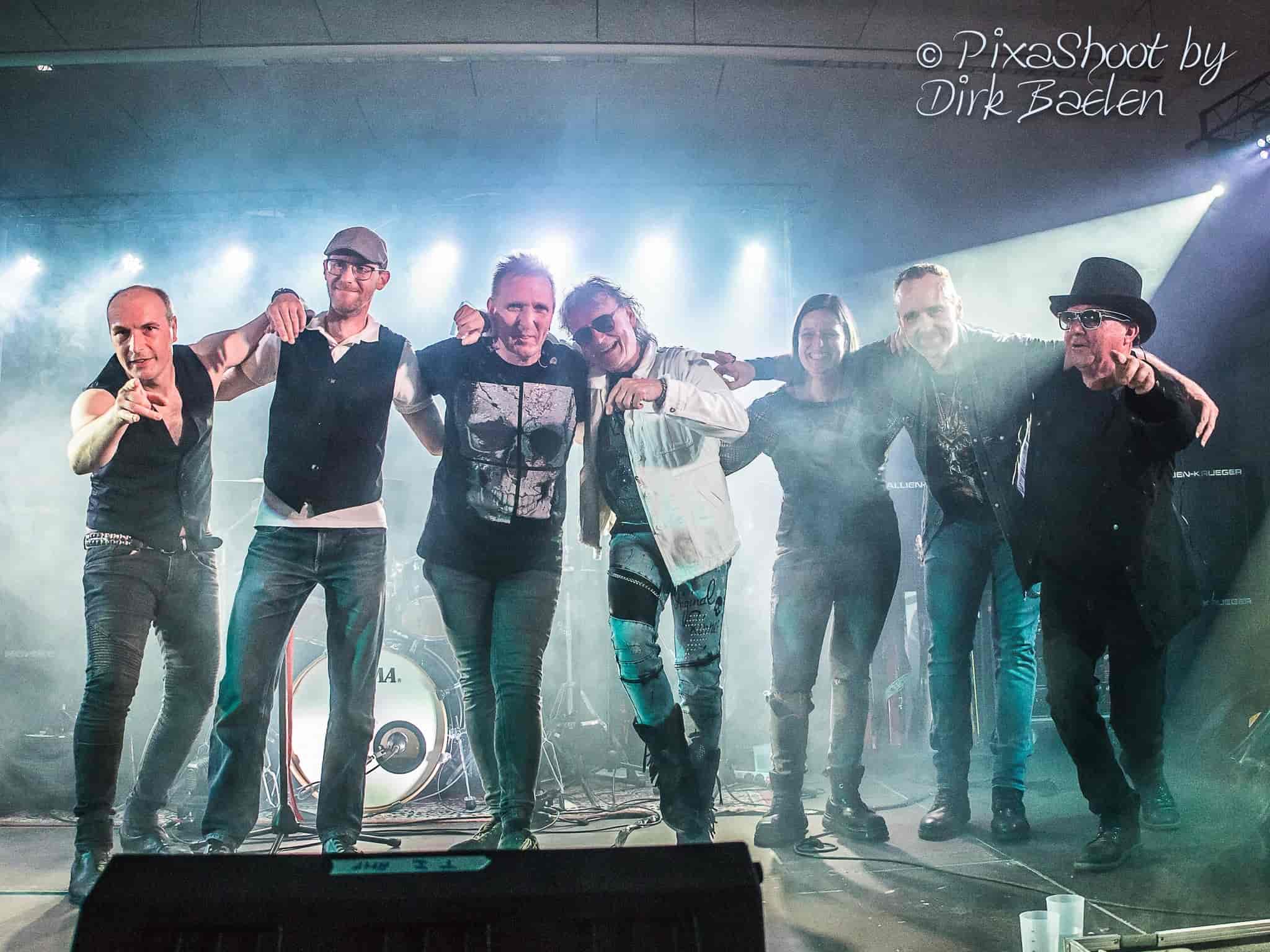 Foto van de band na een concert.